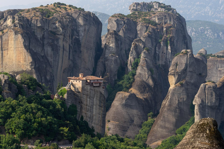 Da Atene: Escursione di un giorno alle grotte e ai monasteri di Meteora in treno