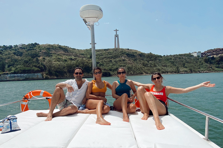 Lissabon: 6 Stunden private Katamaran Tour mit Schwimmen