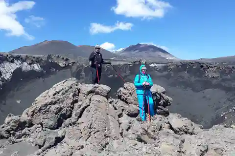 Avventura ad alta quota sull'Etna: Escursione nel deserto lavico e funivia