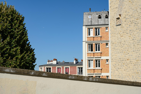 Paris: Experience the romance of Montmartre on a walk with a pro photographer Paris: Experience romance in Montmartre, a walk with a photographer in English