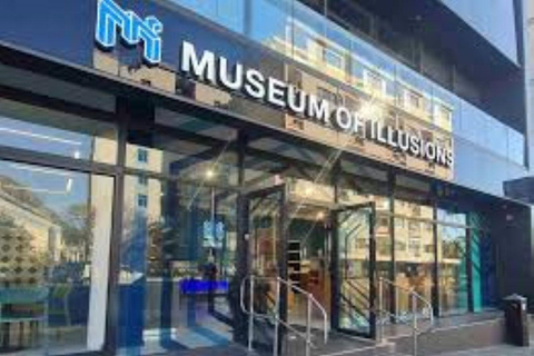 Nairobi: Giraffe Center, Museum of Illusions & Blixen Tour