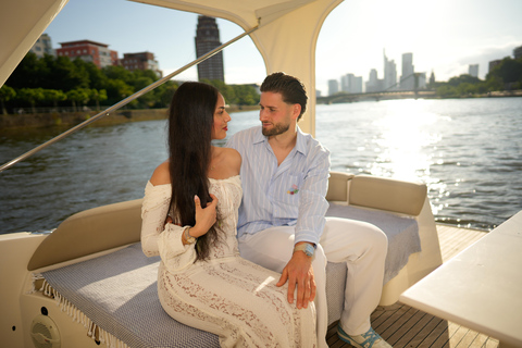Frankfurt: Romantic boat tour for two guests with skyline view
