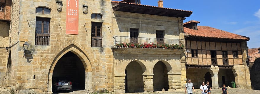 Santillana del Mar : visite privée exclusive avec l'église collégiale de Santa Juliana