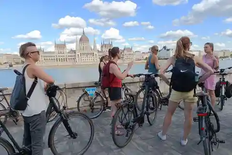 Budapeste Wheels & Meals Bike Tour com um Goulash Húngaro