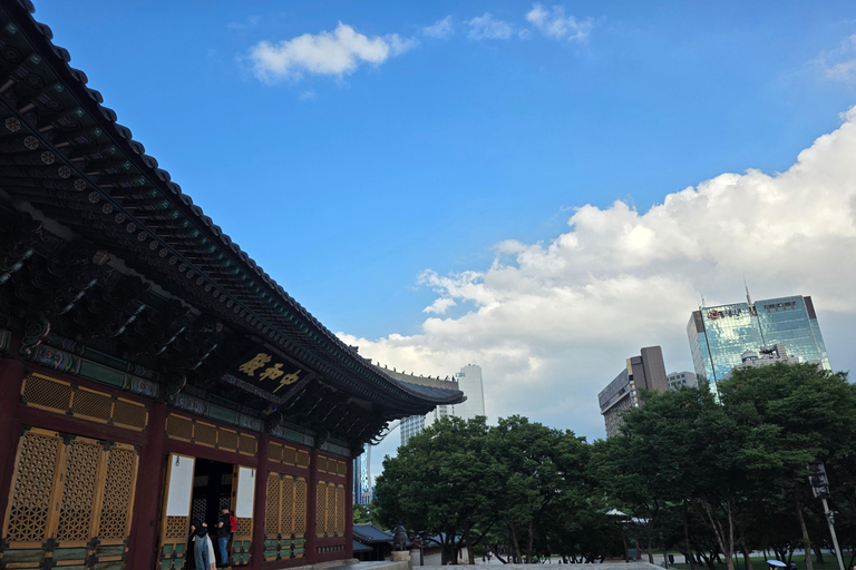 Seoul: Deoksugung Palace Night Tour with Guide