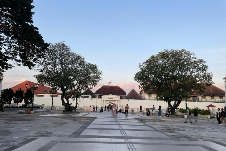 Malioboro Street Walking Tour with local snacks tasting