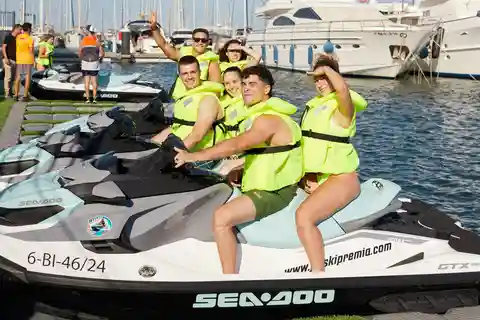 Barselona: Ehliyetsiz jet ski kiralama
