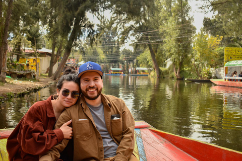 Xochimilco Mexican Fiesta com bebidas e lanches ilimitados.