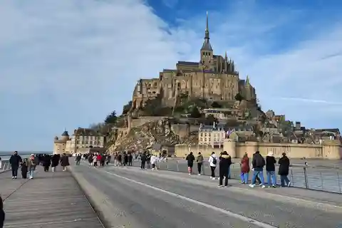 Escursione di un giorno da Parigi a Mont Saint-Michel in furgone di lusso Guida in diretta