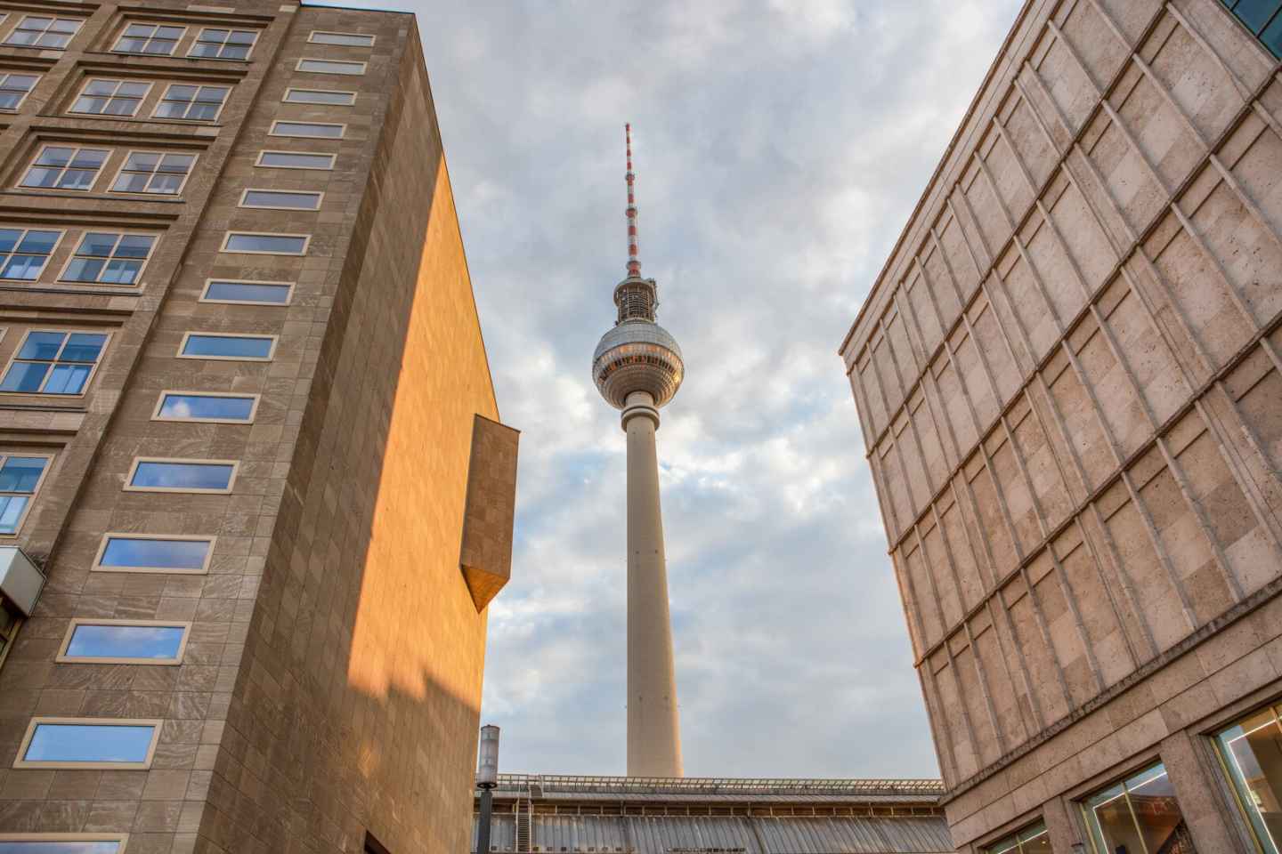 Berlijn: ticket voor restaurant met tv-toren bij raam en snelle weergave