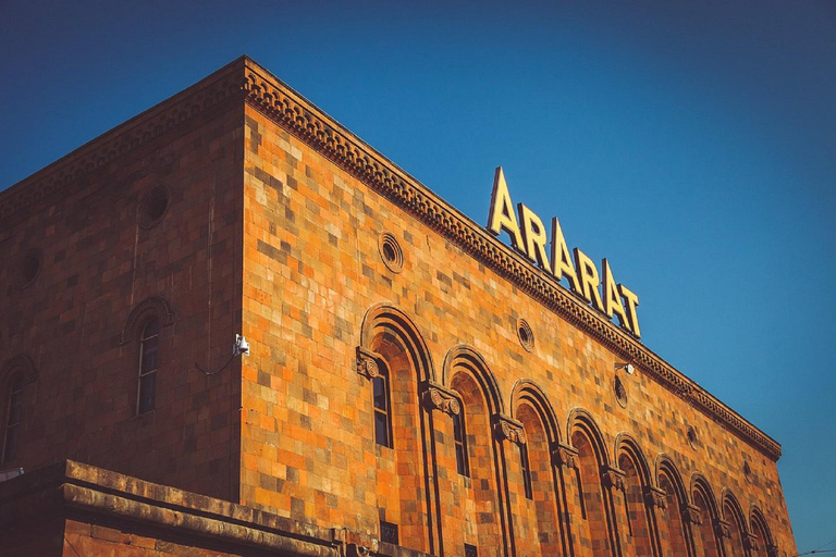 Degustazione di brandy nella rinomata fabbrica Ararat di Yerevan