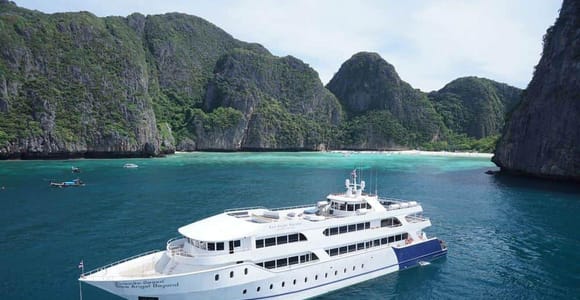 Phuket: Phi Phi Islands Day Tour by Ferry with Lunch