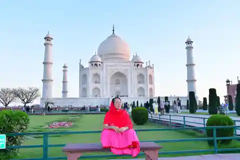 From Delhi: 2-Day Agra and Fatehpur Sikri Tour with Train