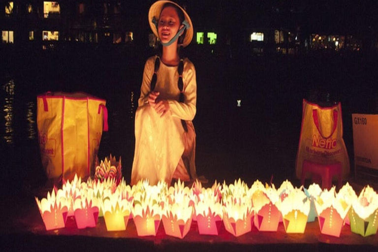 Hoi An: Night Boat Trip and Release Lantern at Hoai River