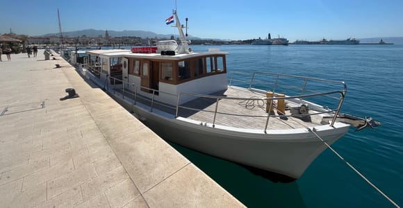 Hvar: Bootstour zu den Red Rocks und den Pakleni-Inseln mit Schwimmen