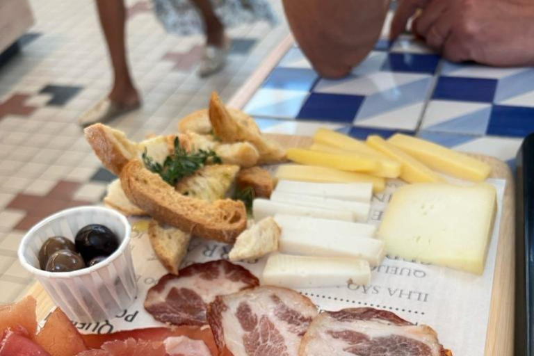 Lisbon: Food and Wine Tasting 4-Hours Tuk Tuk Tour