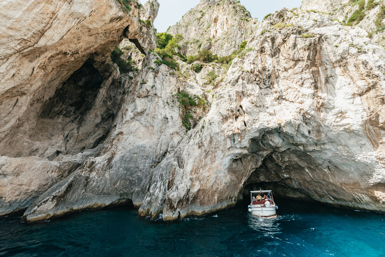 Sorrento : journée en bateau sur la côte et à CapriOption avec prise en charge à l'hôtel et arrêt baignade