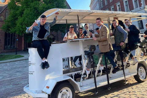 Ruta en bicicleta por el casco antiguo de Riga y visita guiada a un pub