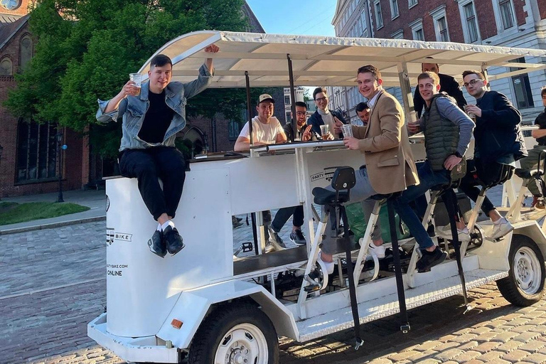 Ruta en bicicleta por el casco antiguo de Riga y visita guiada a un pub