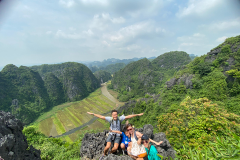 Ninh Binh liten grupp från Hanoi: Båt, cykel och vardagslivNinh Binh liten grupp från Hanoi: Båt, cykel och vandring