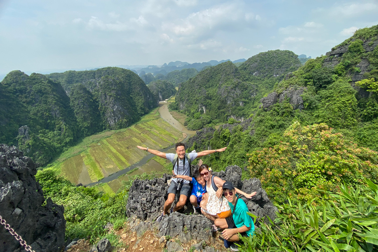 Ninh Binh liten grupp från Hanoi: Båt, cykel och vardagslivNinh Binh liten grupp från Hanoi: Båt, cykel och vandring