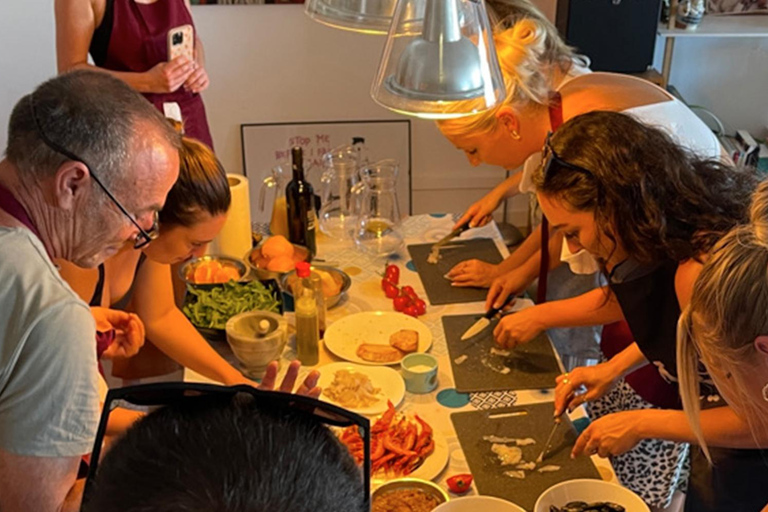 Autentyczna paella i sangria klasy premium na designerskim dachuAutentyczna paella i sangria w oszałamiającym lofcie na dachu