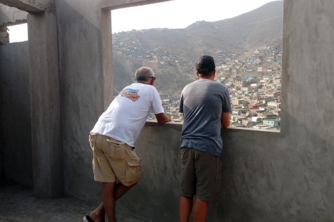 Lima: Prywatna wycieczka po lokalnych społecznościach z rodzinnym lunchemOpcjonalny program poranny