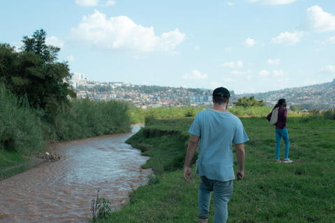 Kigali: Verhalenwandeling door het dorp Gatsata naar de berg Jali