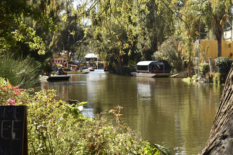 Xochimilco Mexican Fiesta com bebidas e lanches ilimitados.