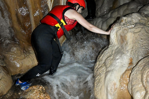 Desde Split: Rafting, exploración de cuevas, salto de acantilados con picnic