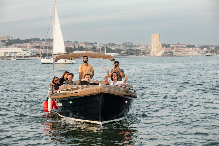 Lisbon Exclusive Sunset Cruise – Pizza, Open Bar & Dolphins Lisbon: Sunset Cruise–Pizza, Open Bar & Dolphins 2h