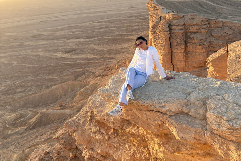 Riyadh: Edge of the World, Sadus Village & Bat Cave Tour Edge of the World, Sadus Village..etc(Private tour)
