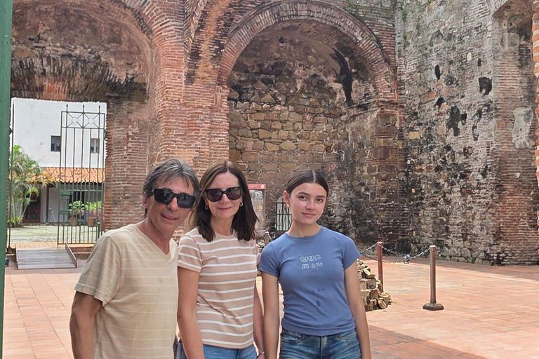 Escale à Panama : visite citadine et écluses de Pedro MiguelDepuis le terminal 2 de l&#039;aéroport de Tocumen