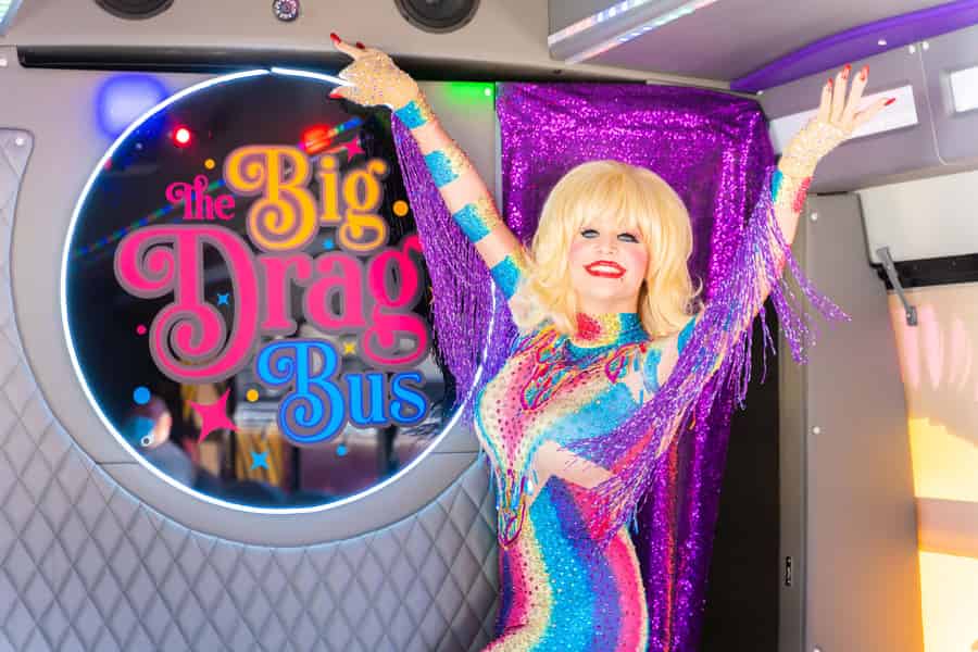 Nashville: Drag Queen Party Bus mit Spielen, Tanzen und Drag Show. Foto: GetYourGuide