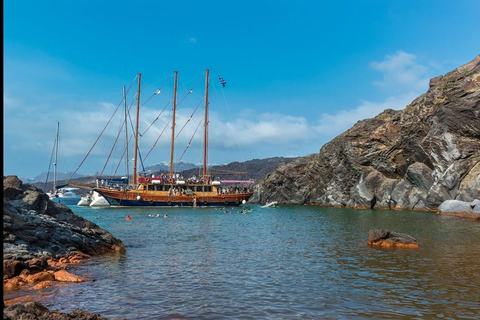Santorini Volcano and Hot Springs Boat Tour