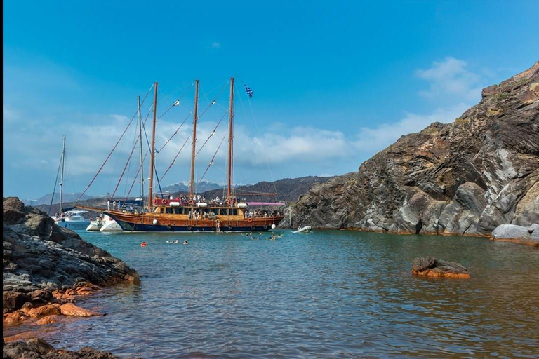 Santorini Volcano and Hot Springs Boat Tour