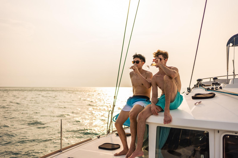 Isla Mujeres: Catamaran, snorkeling, open bar and buffet Catamaran with Buffet and Open Bar