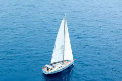 Barcelona: Sunset or Afternoon Yacht Cruise with Drinks