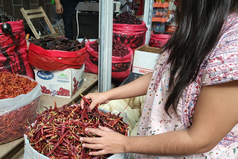 Messico: Corso di preparazione della salsa in un mercato con uno chef