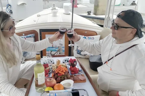 Passeio de barco romântico com vinho e queijo ou jantar surpresa