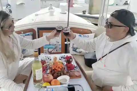 Romantisk båttur med vin & ost eller överraskningsmiddag