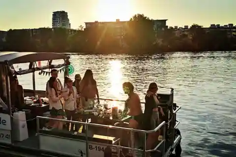 Berlín: Alquiler de barcos Barco barbacoa con tobogán para 12 personas