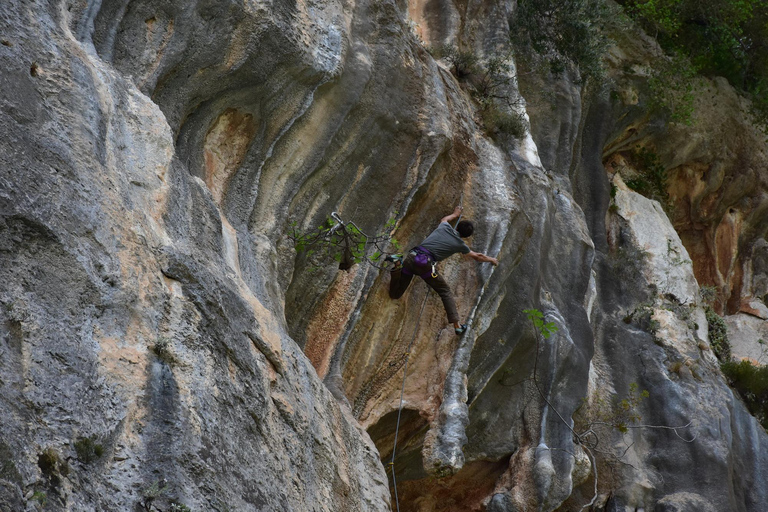 Kyparissi: coaching e tecnica di arrampicata sulle stalattitiKyparissi: Allenamento e tecnica di arrampicata su stalattiti