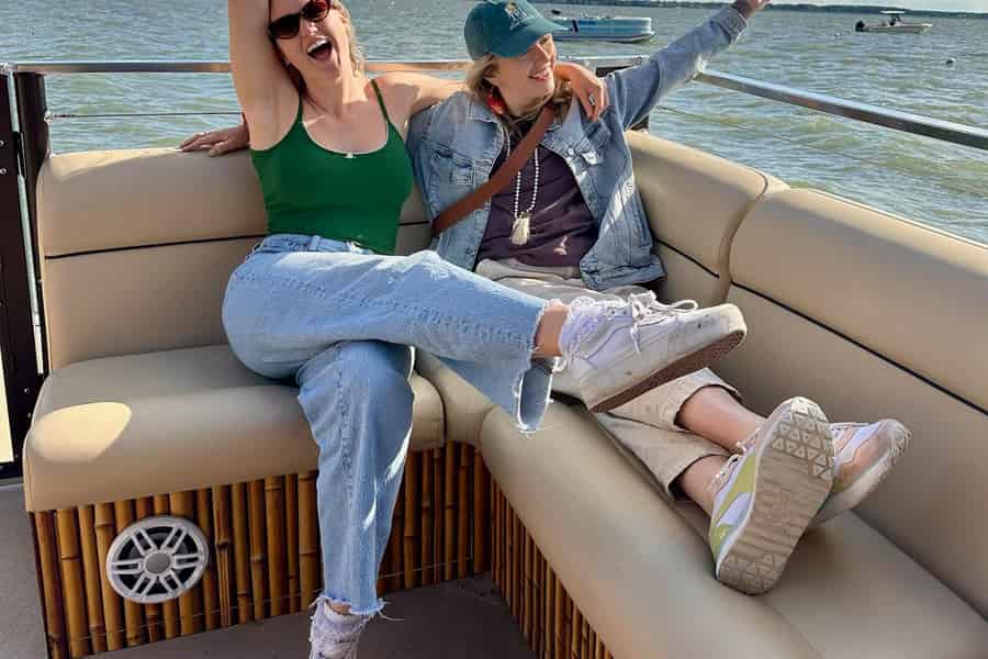 Ocean City: Tiki-Party-Bootsfahrt am Tag mit Bar an Bord. Foto: GetYourGuide