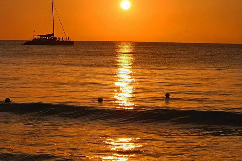 Negril: Cruzeiro de catamarã ao pôr do sol com snorkeling e bar aberto