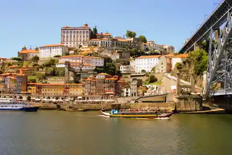 Lisboa: Traslado para o Porto com paradas em Óbidos-Nazaré-Aveiro