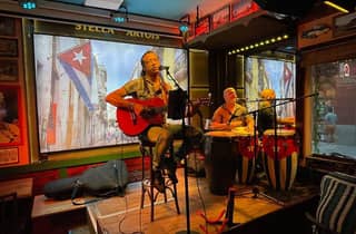 Livemusik: Eintrittskarte für Salsa- & Bachata-Abend mit Mojito