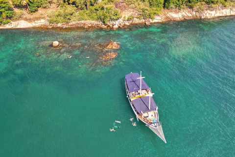 Paraty Bay: Islands & Beaches Boat Tour with Snorkeling