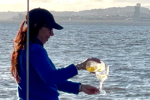 Lisboa:Sunset Sailing Tour at Tagus River with welcome drink