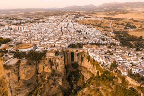 Privat transfer från Sevilla till Granada som stannar i RondaPrivat resa från Sevilla till Granada med stopp i Ronda